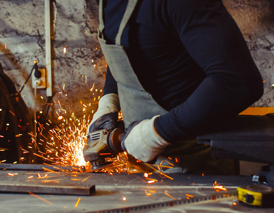 Travail du métal à l'atelier, étincelles de forge